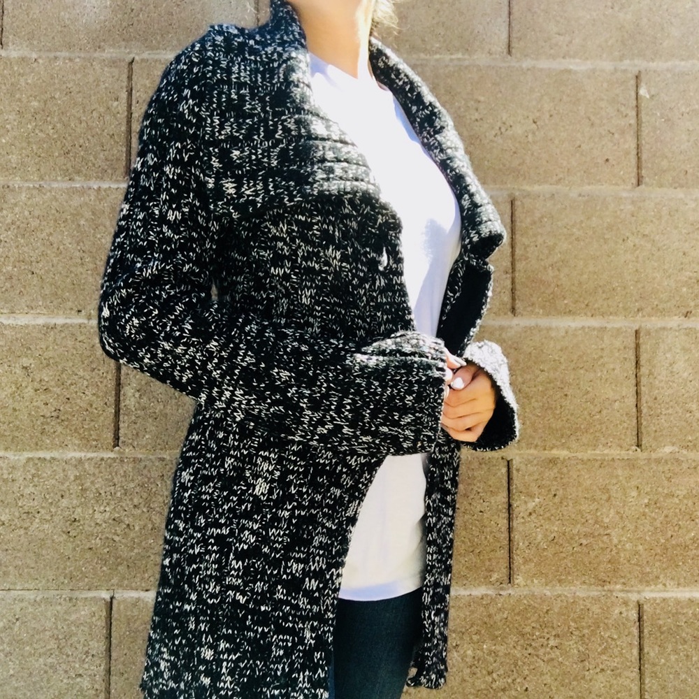 WHITE HOUSE BLACK MARKET • Thick Cozy Cardigan